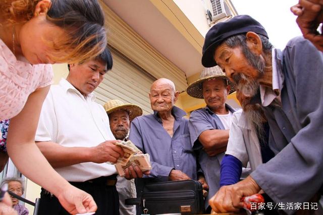 退休老人有福了！70歲老人享受養(yǎng)老金還有高齡補(bǔ)貼，你領(lǐng)取了嗎？(圖2)