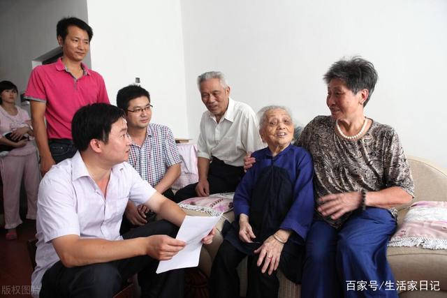 退休老人有福了！70歲老人享受養(yǎng)老金還有高齡補(bǔ)貼，你領(lǐng)取了嗎？(圖3)
